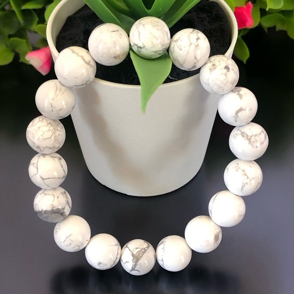 White Howlite 10mm Natural Stone Beads Stretchable Bracelet - Picture 1 of 2